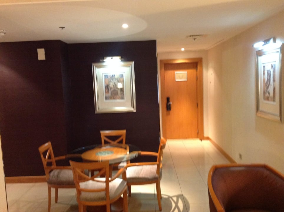 Suite 1801 - Eßtisch und Eingangsbereich Fairmont Dubai