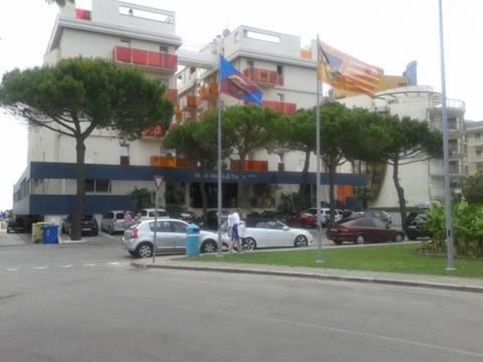 Blick auf den Hoteleingang Hotel Orient & Pacific