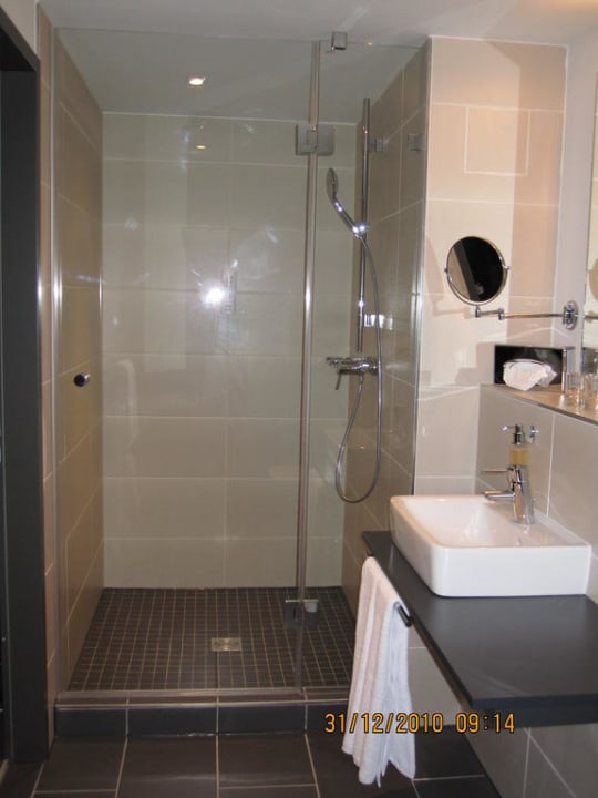 Behindertengerechtes Badezimmer INNSiDE by Meliá Berlin Mitte