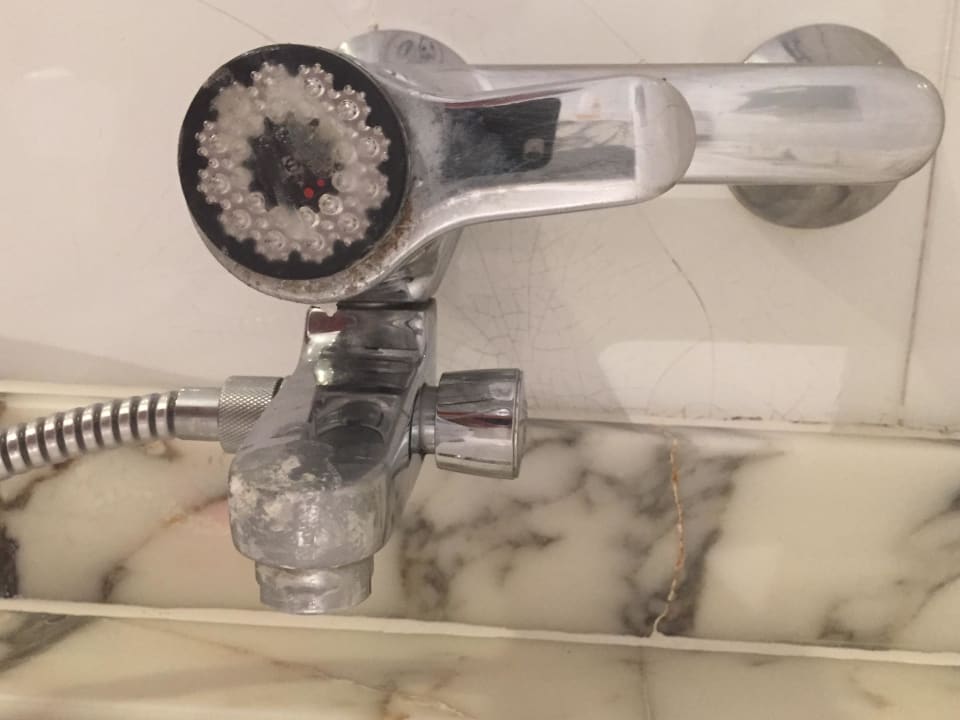 Verschmuddelte Badewannenarmatur Hipotels La Geria