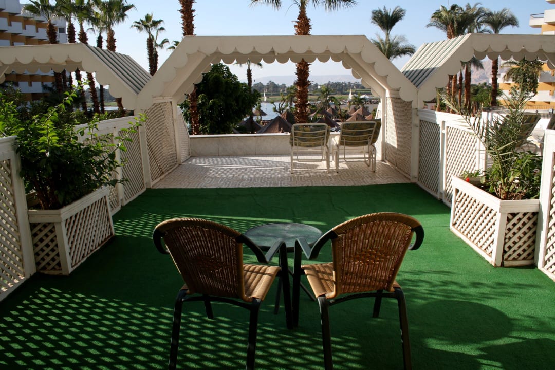 25 qm Terrasse mit Blick auf Pool, Nil und Berge Pyramisa Hotel Luxor