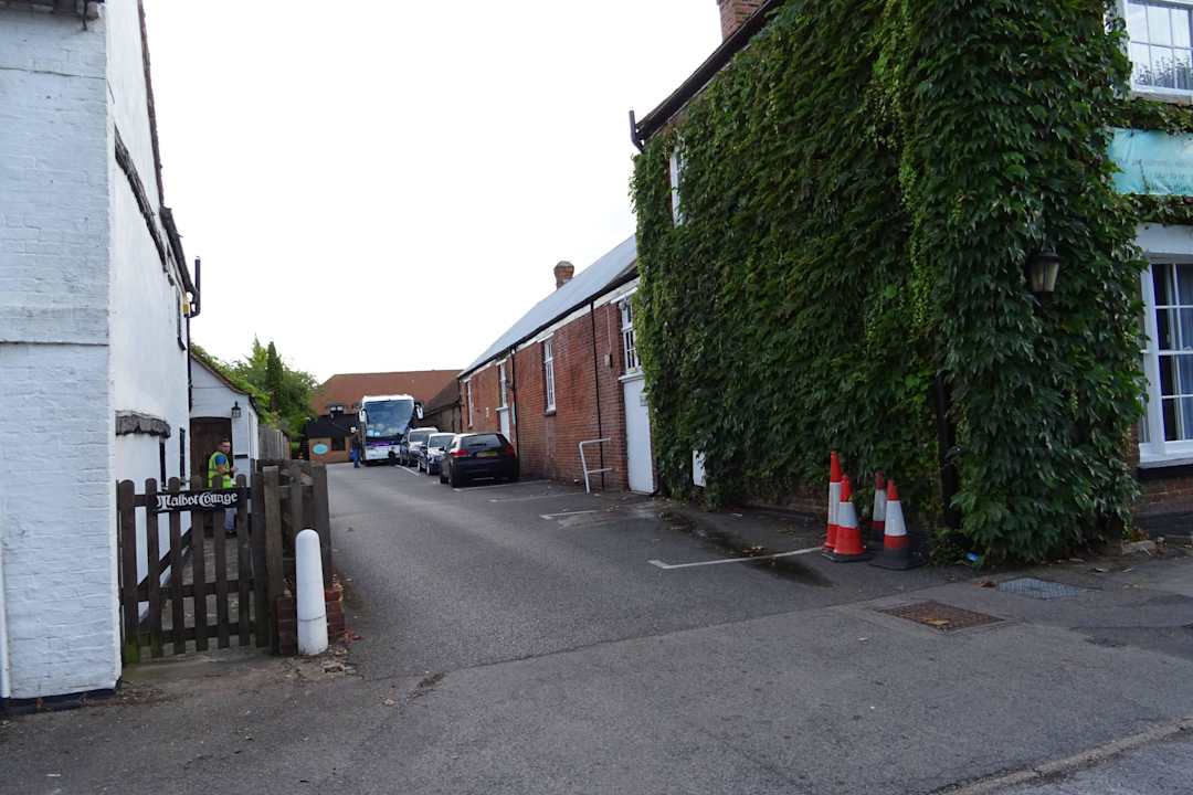 Parkplätze auch für den Bus Hotel The Talbot Inn