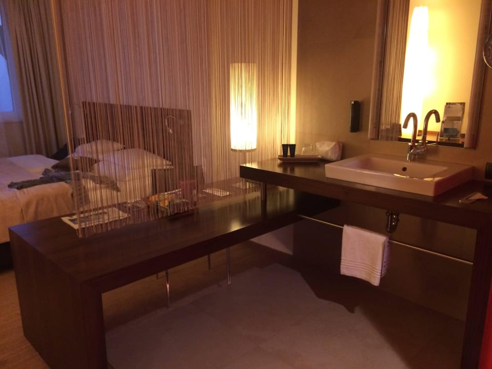 Blick von der Eingangstür in das Zimmer Das Seepark Wörthersee Resort