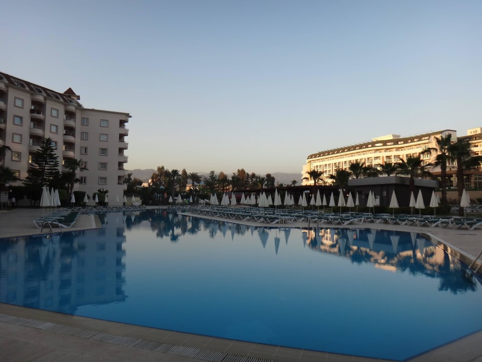 Бассейн вечером Hotel Royal Garden Beach