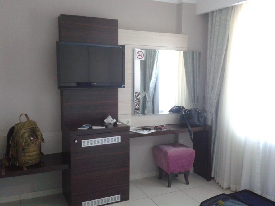 Toaletka, tv, lodówka  Opia Hotel