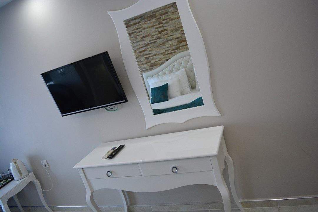 TV, Spiegel und Kommode Melrose Viewpoint Hotel