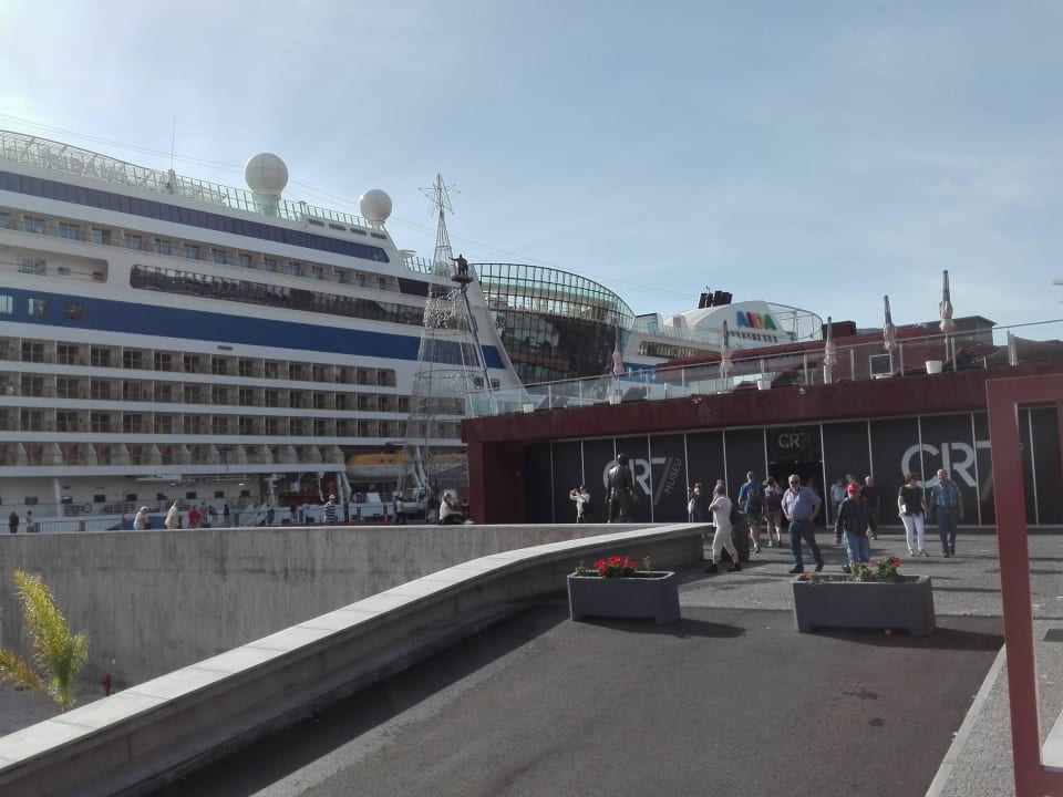 Ein Schiff direkt vor dem Hotel Pestana CR7 Funchal