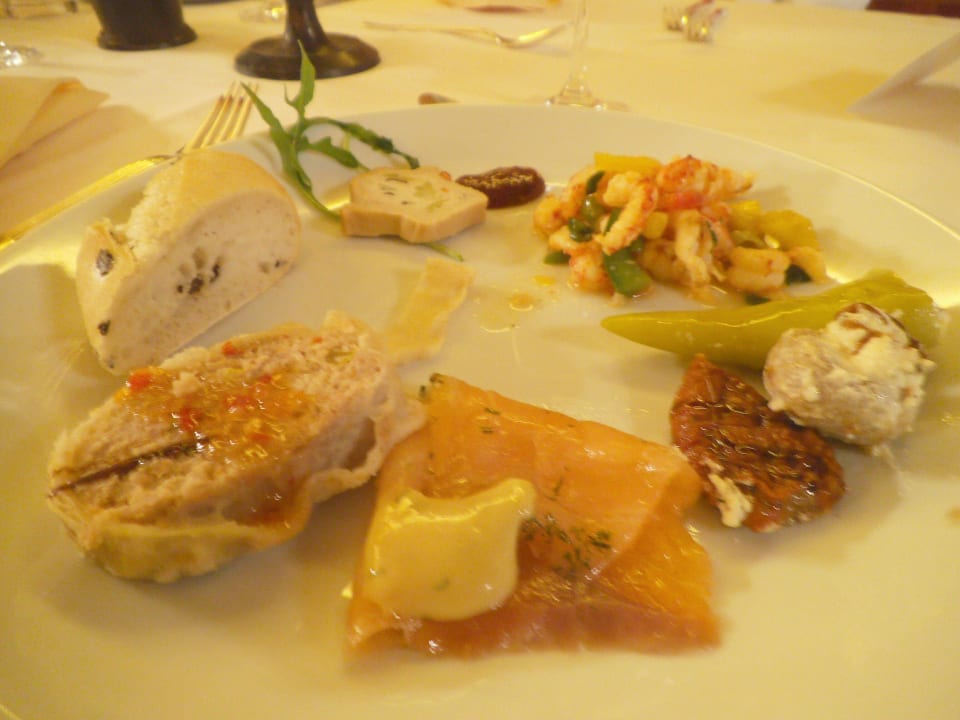 Sehr gutes Essen vom Buffet  Waldhotel Tannenhäuschen