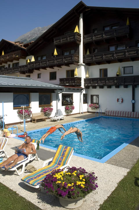 Beiheizter Außenpool (Sommer) Bergsporthotel Antonie