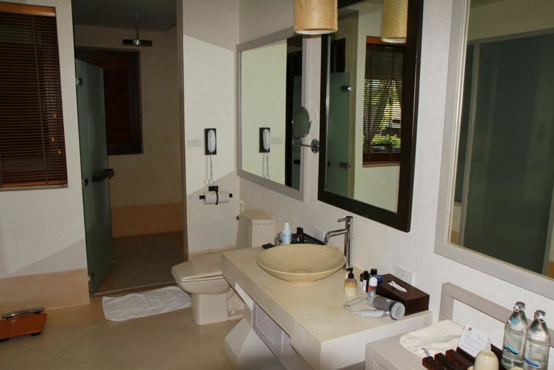 Bad und Dusche Melati Beach Resort & Spa