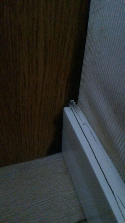 Feuchte Wand hinterm Bett Port Nature Luxury Resort & Spa