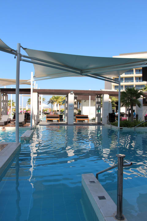 Netter Pool Crowne Plaza Hotel Yas Island