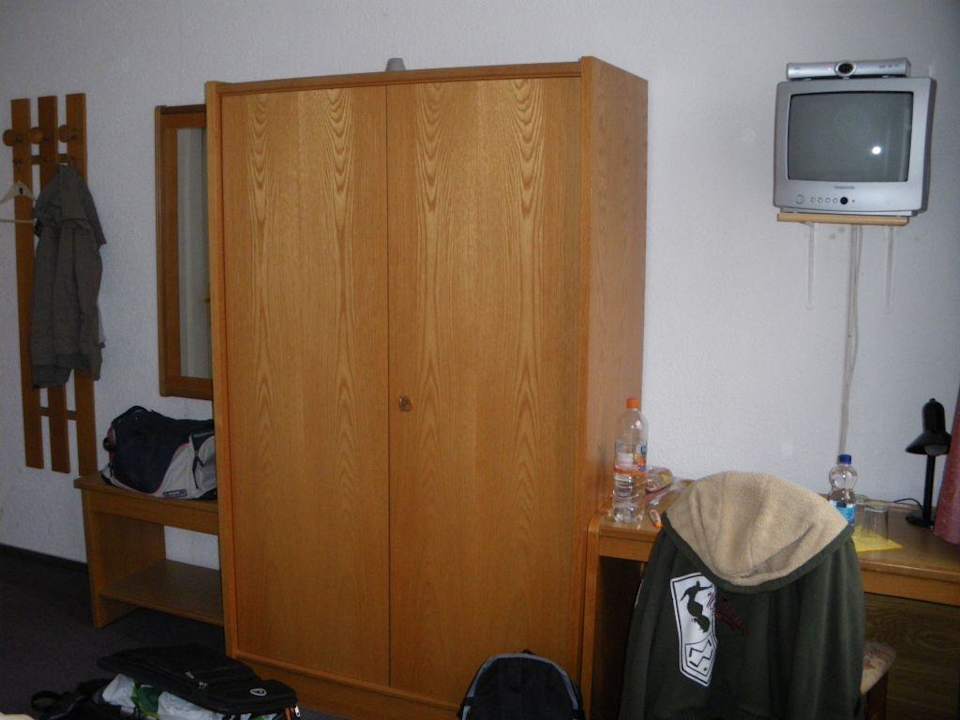 Zimmer mit Schrank und Fernseher Fair Hotel Frankfurt - Jahrhunderthalle
