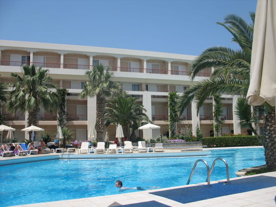 Piscine et chambres Rethymno Palace