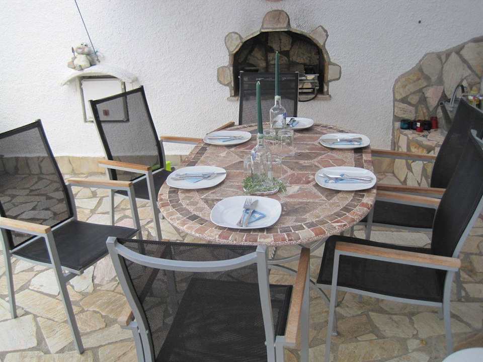 Terrasse mit Grill und Esstisch Ferienhaus Casa Jaro