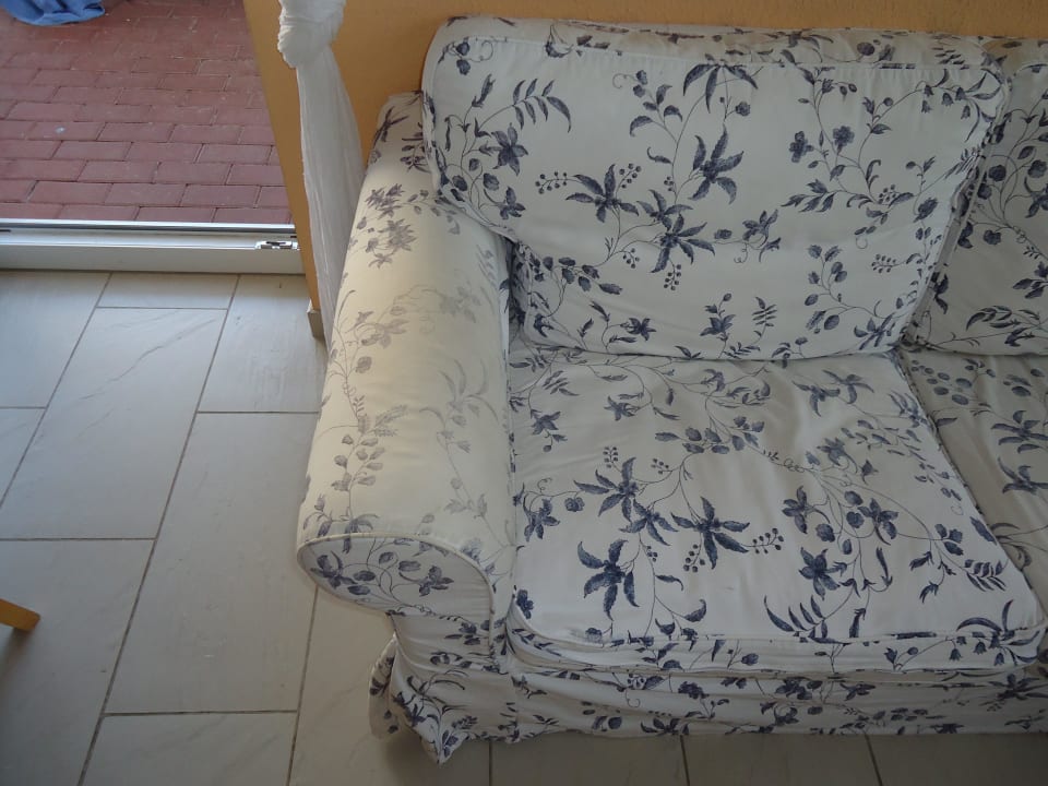 Abgenutzte Armlene von "Sofa" Villa Fernsicht