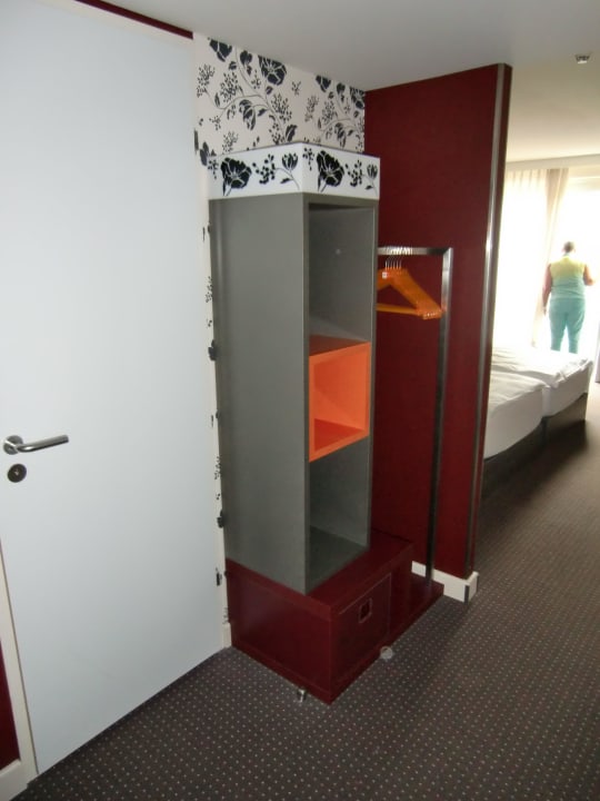 Regal & Garderobe GINN Hotel Berlin Potsdam