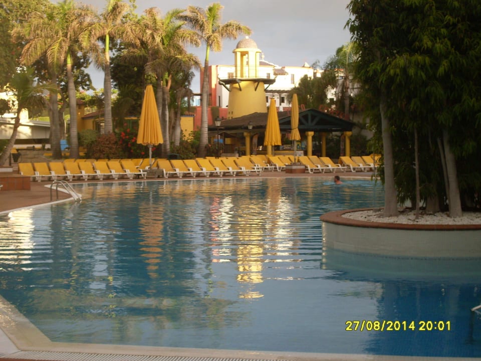 Pool am Abend Park Club Europe