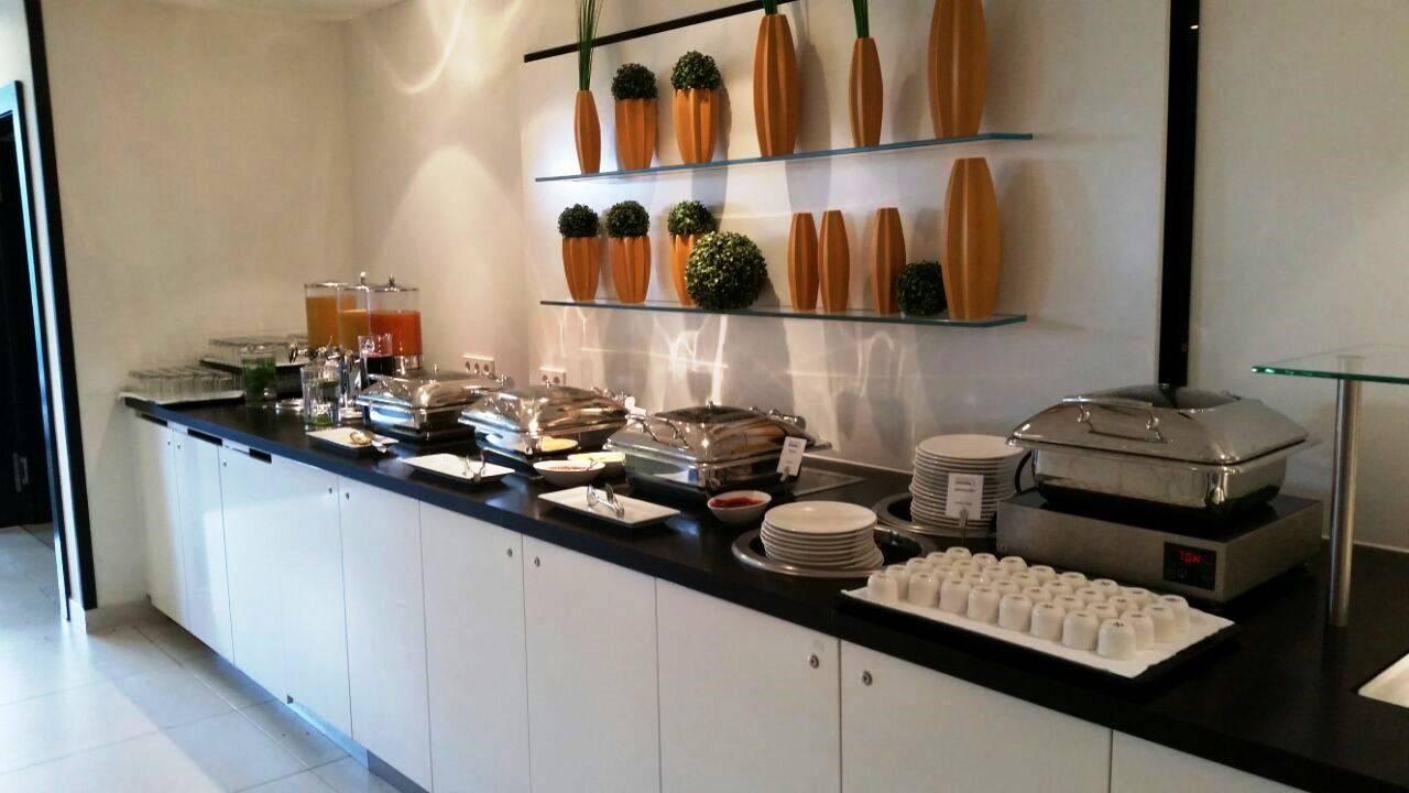 Beim Frühstück Vienna House by Wyndham Andel's Berlin