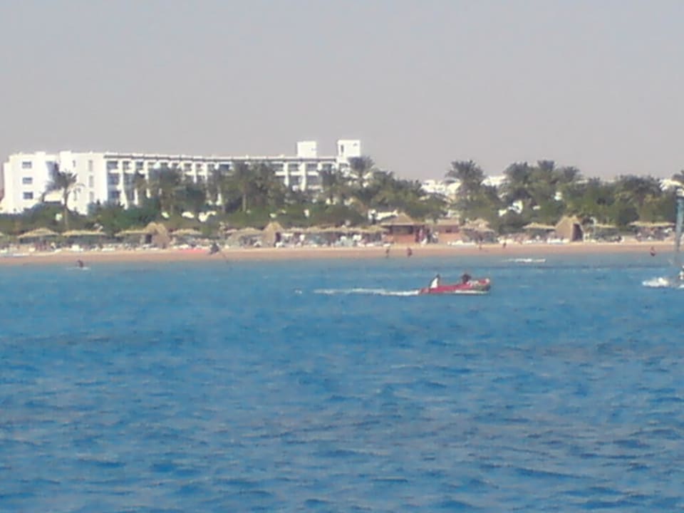 Pohled na hotel z moře Shams Safaga Resort