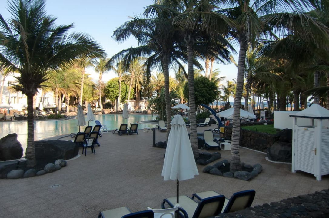 Blick auf die Poolanlage Hipotels La Geria