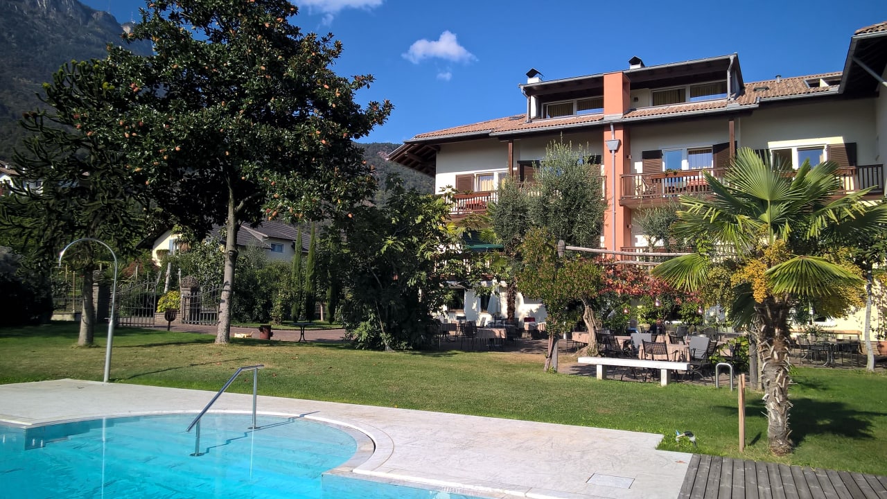 Pool Weingut Klosterhof Garni-Hotel