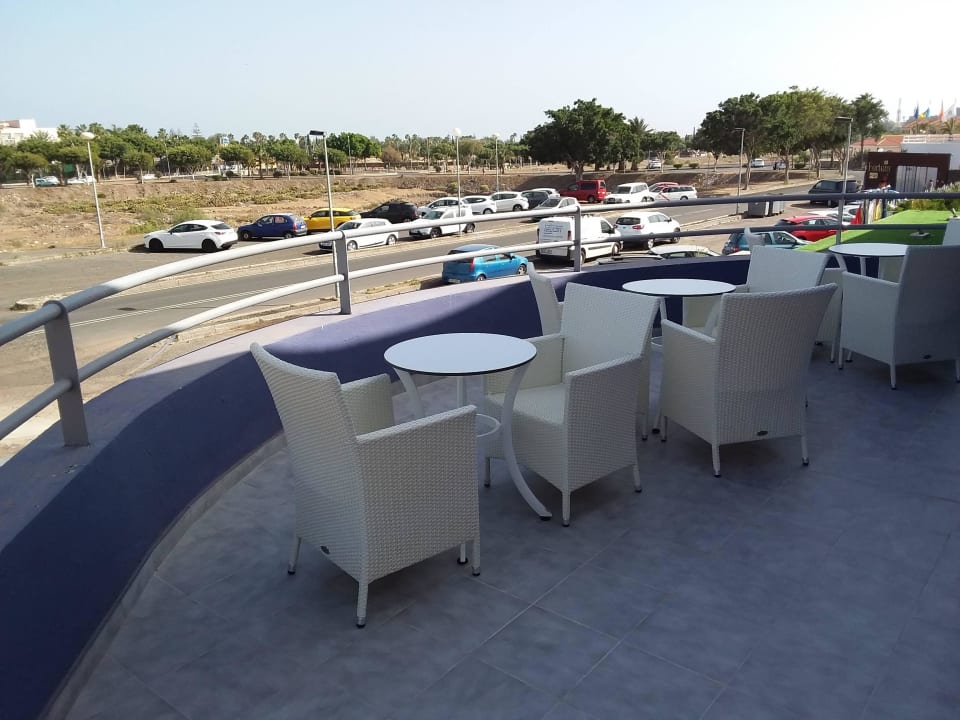 Blick vor das Hotel/Sitzecke LIVVO Los Calderones