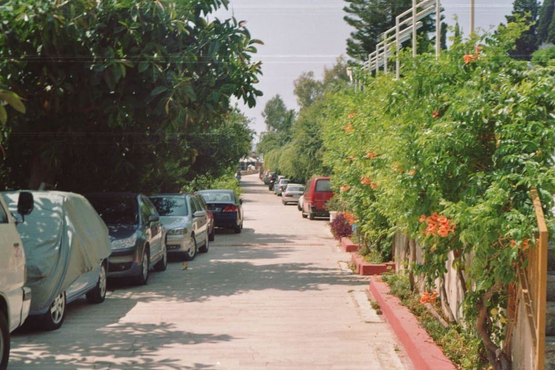 Der Weg vom Hotel zum Strand Hotel Sirma