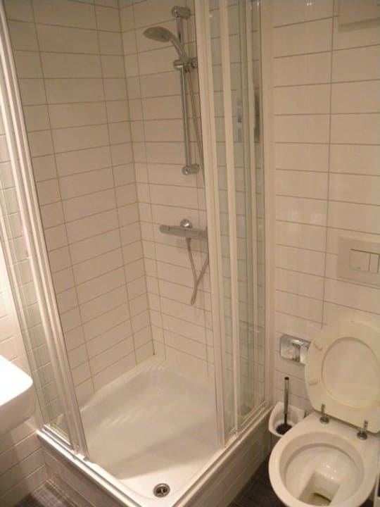 Kabina prysznicowa MEININGER Hotel Berlin Hauptbahnhof