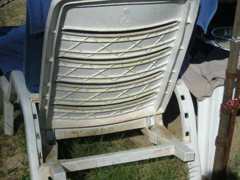 Verschmutzte Liegen Hive Khaolak Beach Resort