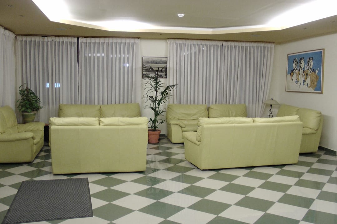Wartebereich der Lobby Hotel Cactus Village