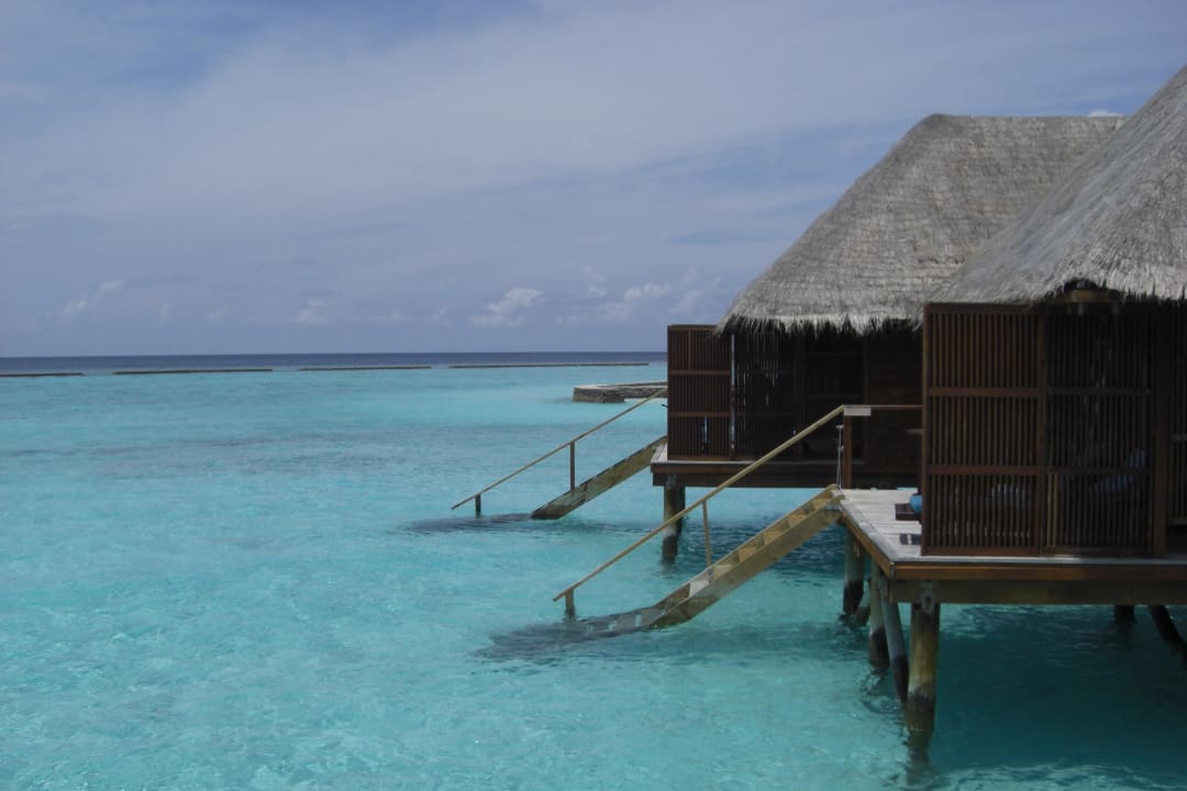 Blick von der Terrasse der Water Villa Veligandu Maldives Resort Island