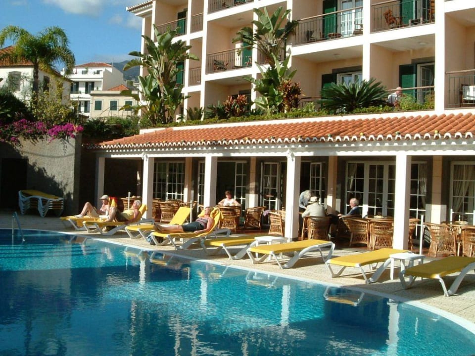 Blick auf Hotel und Pool Hotel Albergaria Dias