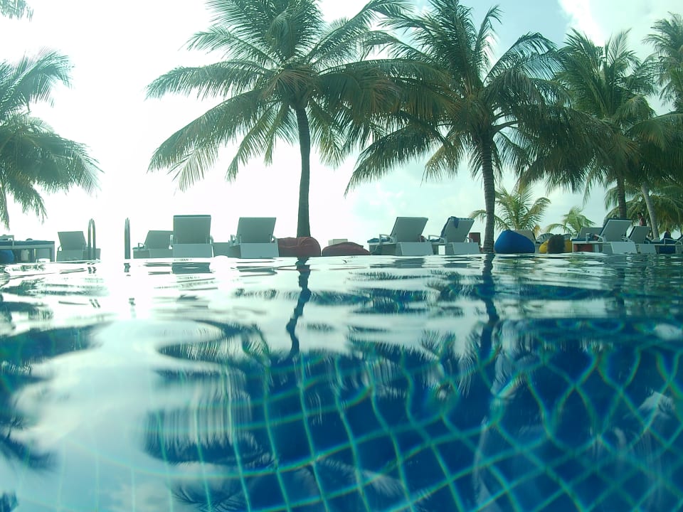 Pool Meeru Maldives Resort Island