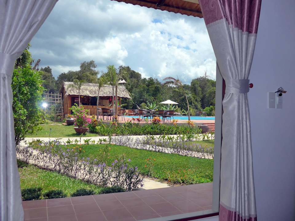 Ausblick zum Garten und Pool Ong Lang Village Resort