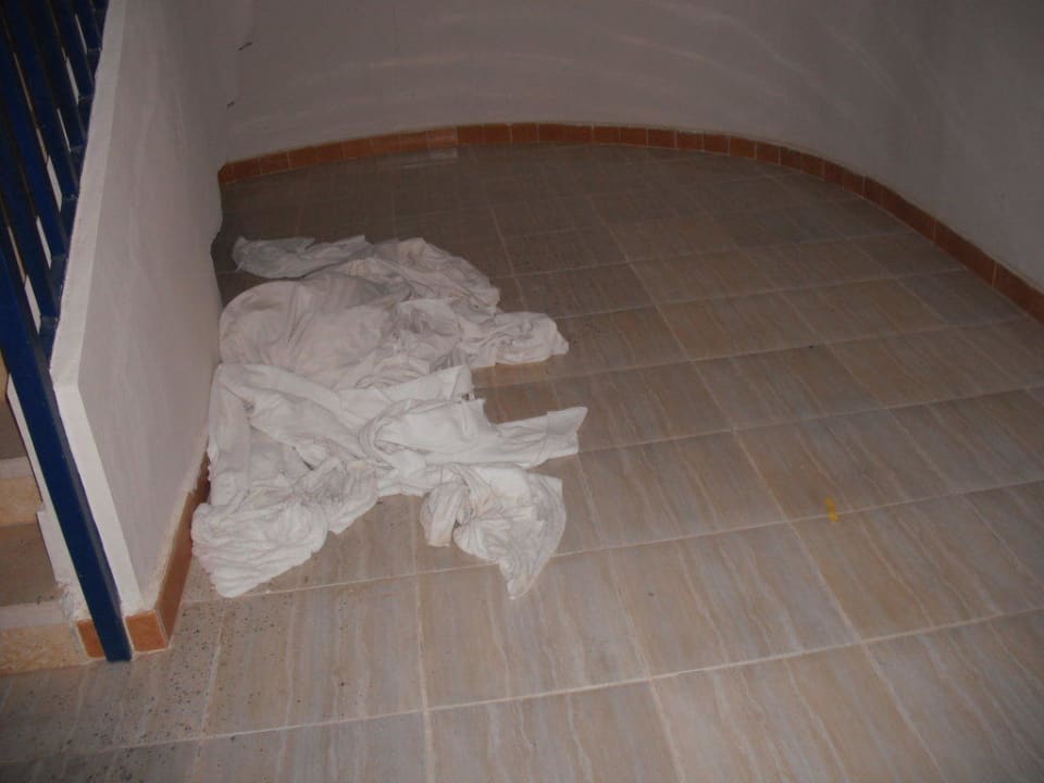 neben der Treppe zum Zimmer Hotel Yara Beach Club