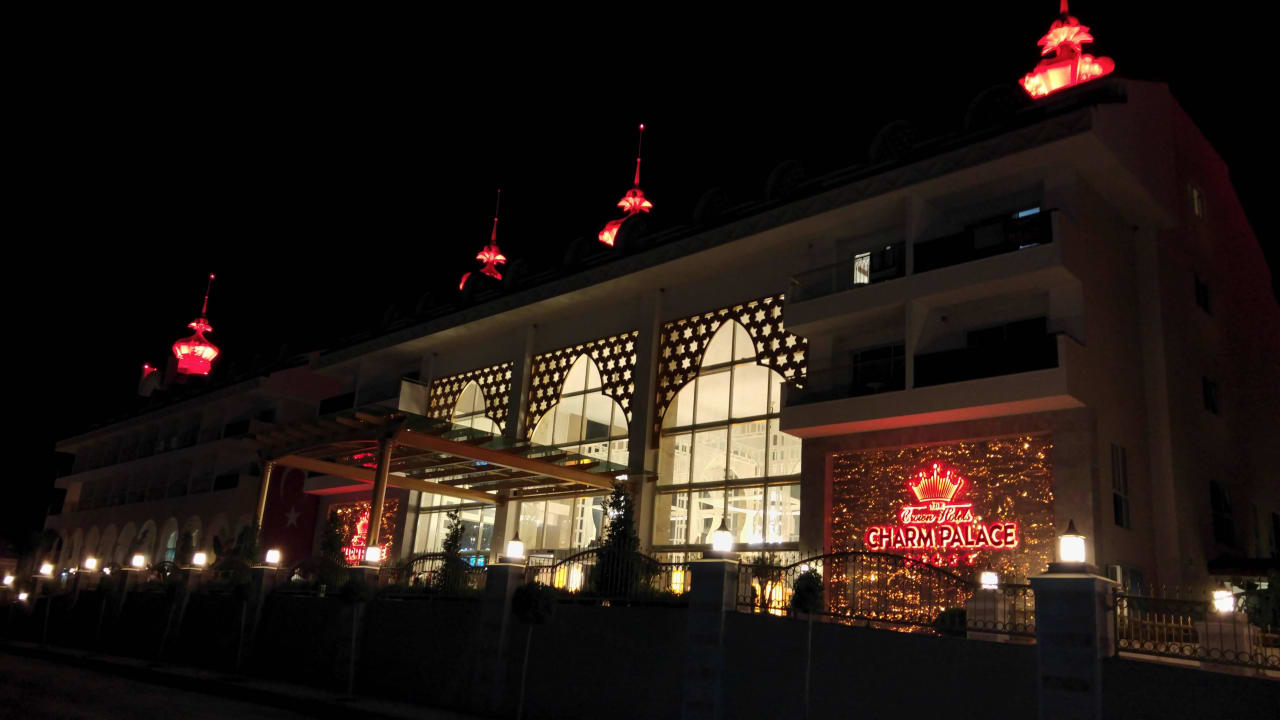 Blick von der Straße Well Palace Side