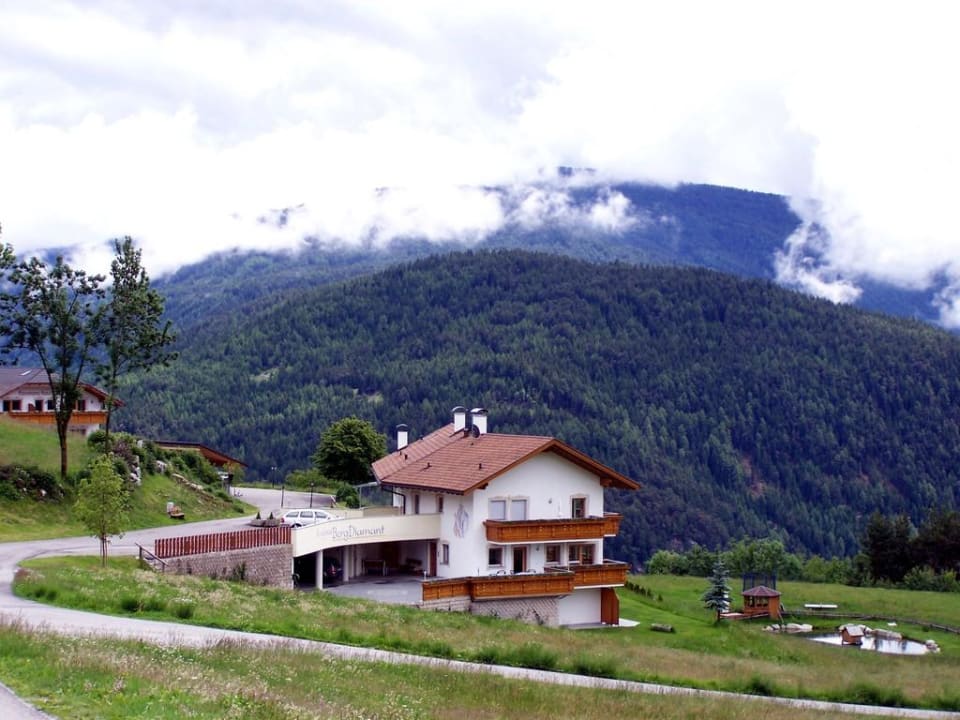 Westseite mit Parkplatz Residence Bergdiamant