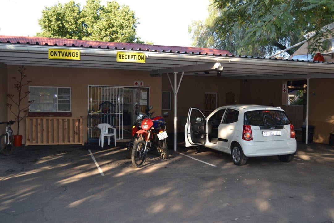 Rezeption & Parkplatz Guest House Bisibee