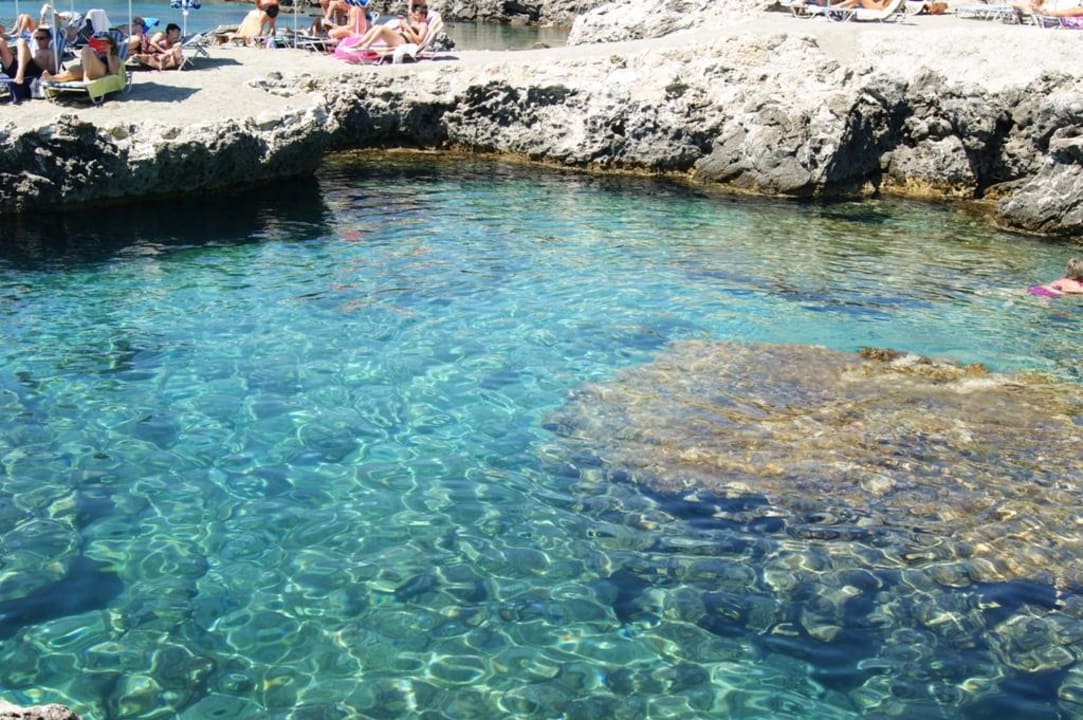 Klares sauberes Wasser in der Bucht Hotel Kalithea Horizon Royal