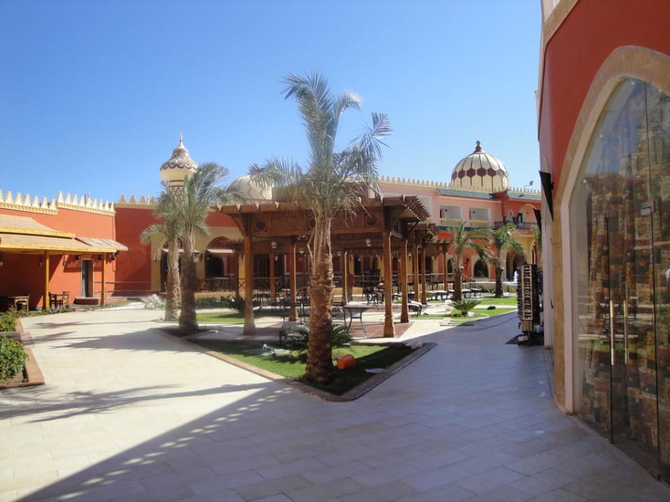 Vor den Restaurant Pickalbatros Alf Leila Wa Leila Resort - Neverland Hurghada