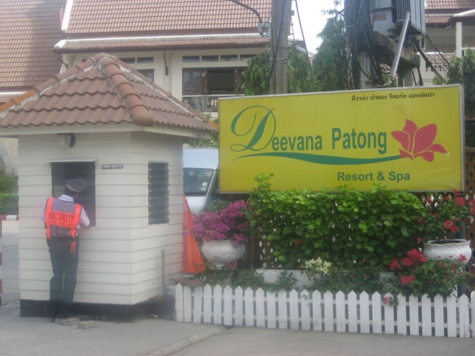 Hoteleinfahrt und Wachpersonal Deevana Patong Resort & Spa