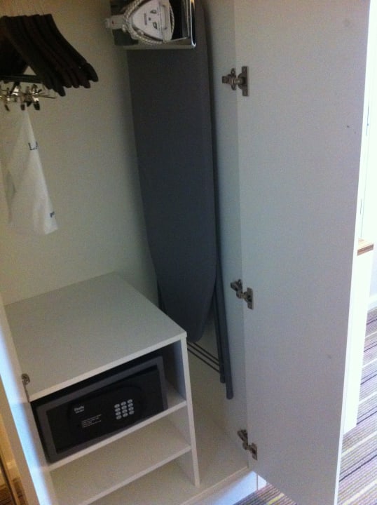 Kleiderschrank Hyatt Regency London Stratford