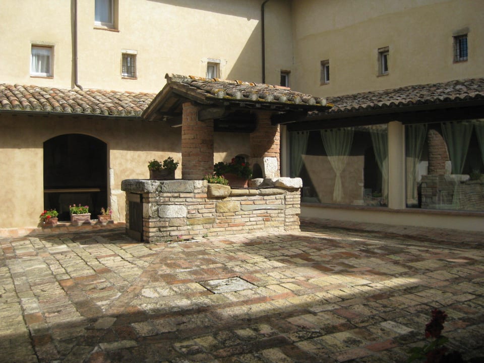 Innenhof mit Brunnen Abbazia Dei Collemedio Hotel & Resort