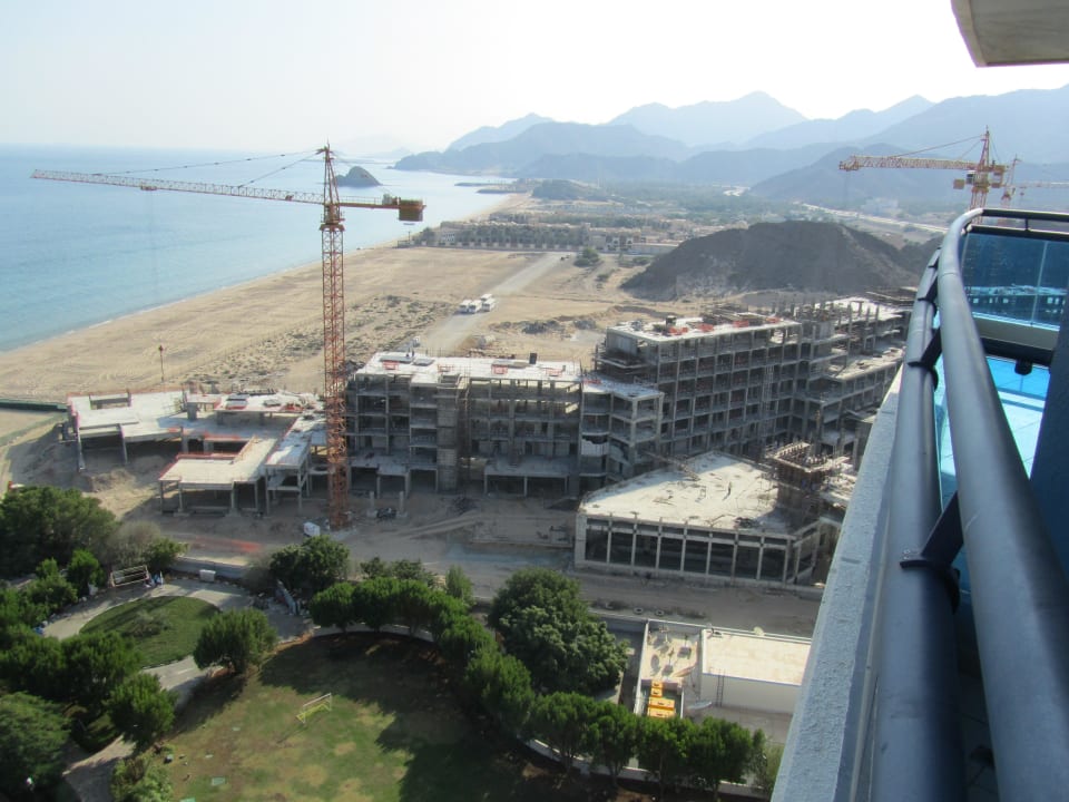 Baustelle nebenan Hotel Le Meridien Al Aqah Beach Resort