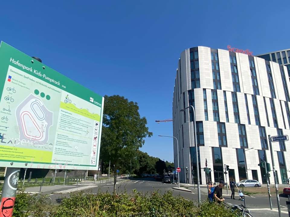 Außenansicht Scandic Frankfurt Hafenpark