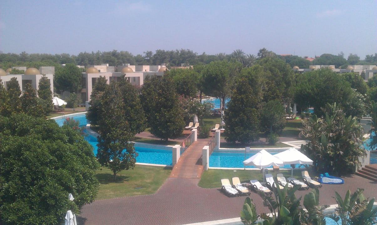 Ausblick vom Zimmer auf die Poolanlage und die Villen Gloria Serenity Resort