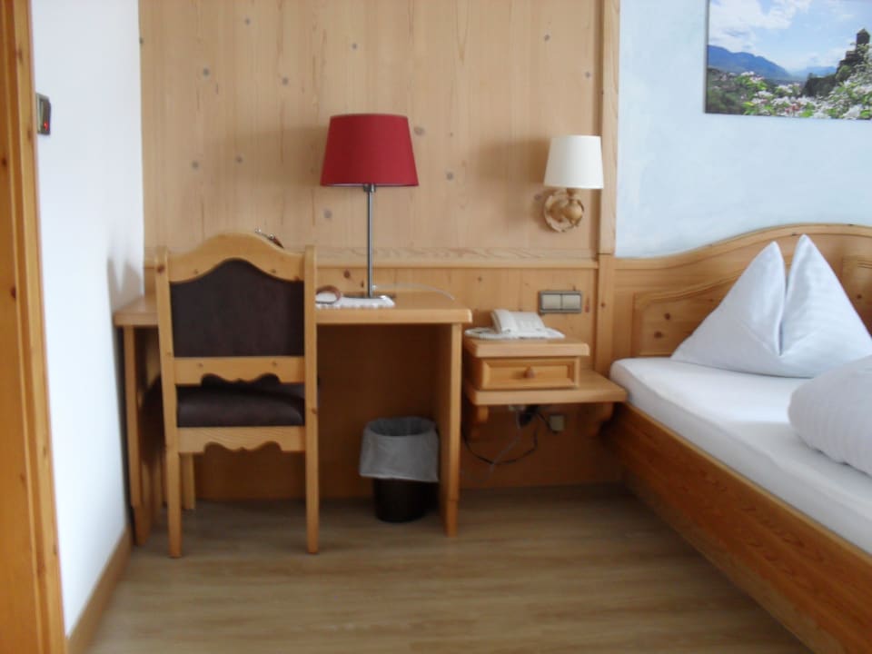 Zimmer mit Schreibtischecke Hotel Alpenhof
