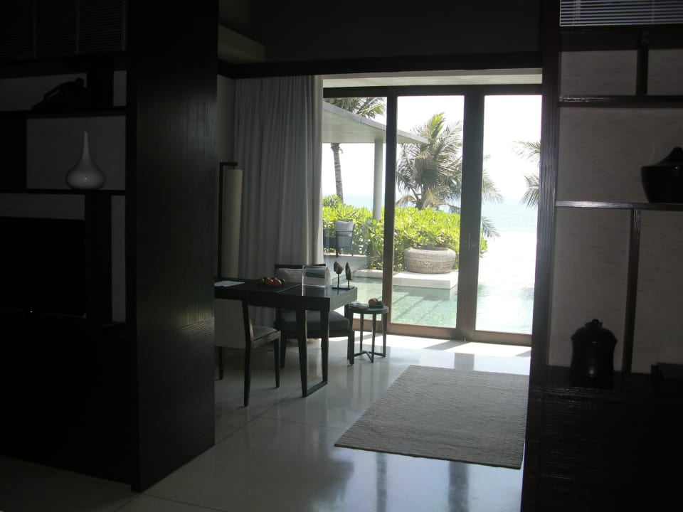 Von Schlafbereich in Wohnbereich fotografiert Soori Bali Hotel