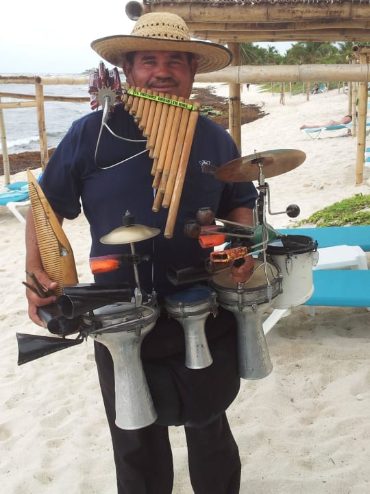 "El Hombre Orquesta" Abel Noruega Akumal Bay Beach & Wellness Resort